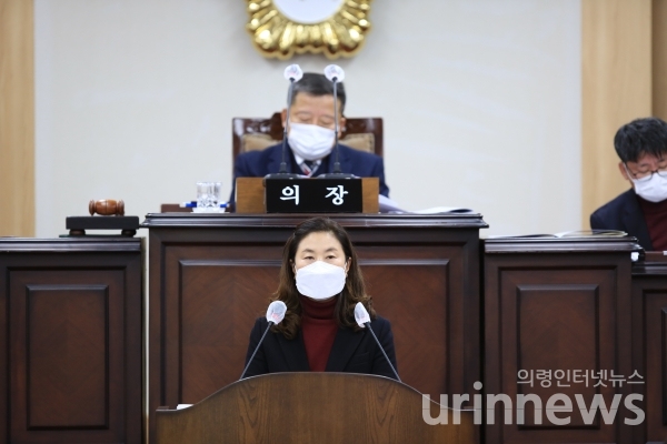 사진=김봉남 의원 (의령 가 선거구, 국민의힘)이 지난4일 제257회 의령군의회 제2차 정례회때 발의 취지를 설명하고 있다.