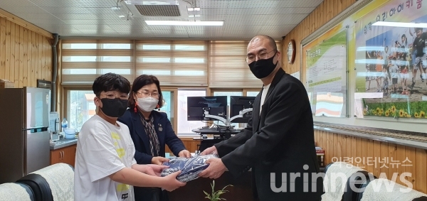 사진= 차세대 유망 국악인 송진호씨가 의령군 유곡초등학교를 방문해 100만원 상당의 국악복 10벌을 기증했다.