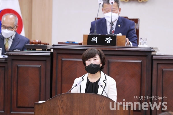 사진 =김봉남 의원 (가 선거구, 국민의 힘)이  의령군 공중화장실 등의 불법촬영 예방 조례 발의 하고 있다.